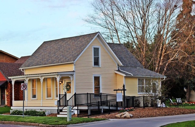 Adorable Little Yellow House, Prime Location! Downtown Pella, IA