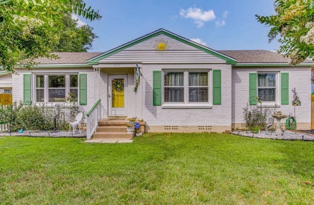 Adorable Navy Point Cottage – Perfectly Located!