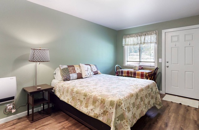 Adorable Studio Suite Near State Parks w/ Free WiFi, Microwave, and Minifridge!