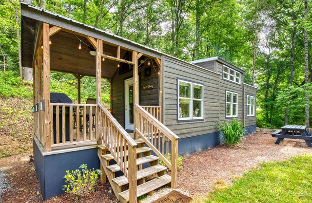 Adorable tiny bungalow with covered porch, gas grill, WiFi, loft & private W/D