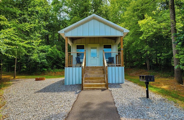 Adorable Tiny House Cabin- Lake Guntersville