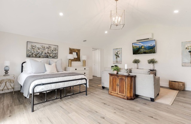 Adorable Upscale cottage in Downtown Fountain Inn.