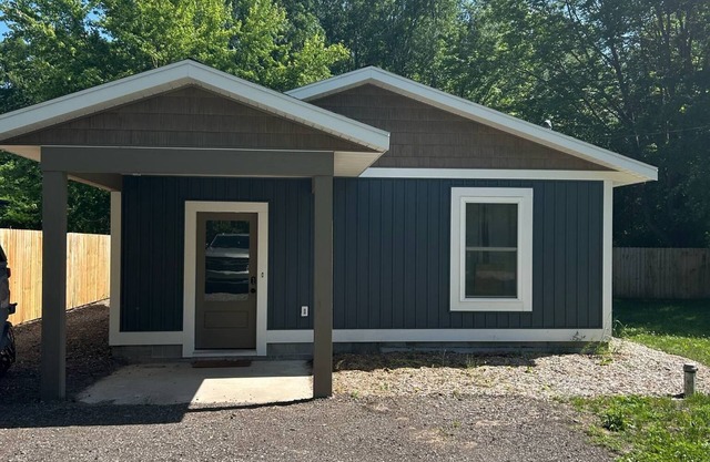 Adventures Await newly built cozy 2-bedroom home- Close to MI Adventure!