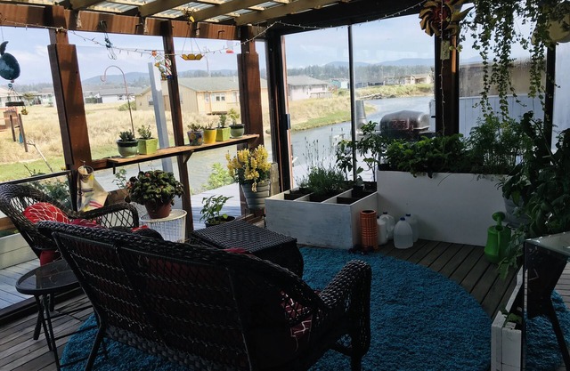 Affordable & Adorable ~ Beach on Canal ~ Lg Room ~ Full Size Bed ~ Shared Home