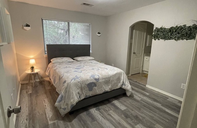 Affordable Private Room~ Lake Houston