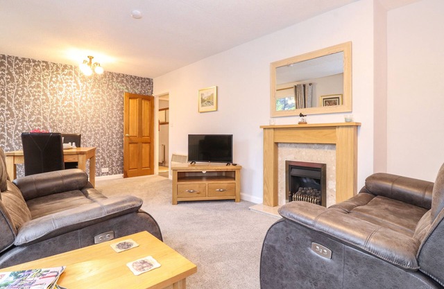 AFTON, romantic, with pool in Ambleside