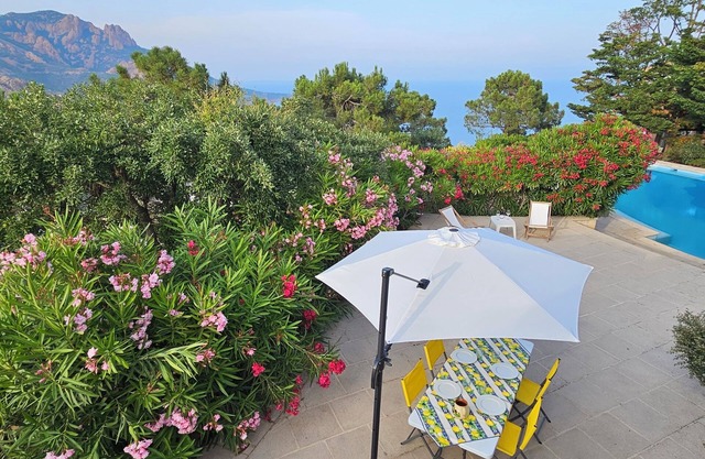 Agay-Anthéor: garden level, sea and mountain views