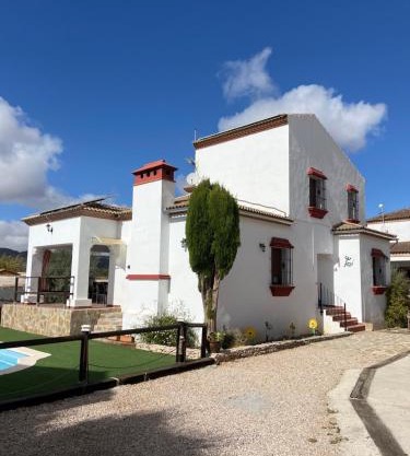 Agradable casa con piscina en la serranía.