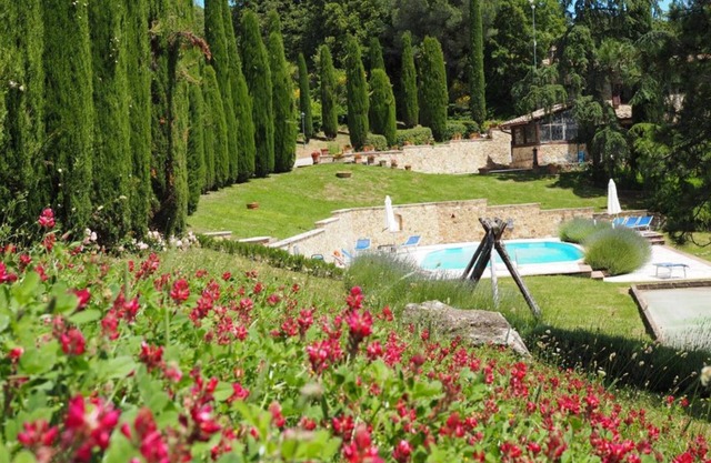 Agriturismo Sassi Bianchi, in the green with private swimming pool ideal for groups
