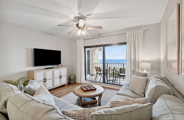 AIP RESORT,5th FLOOR, TURTLE DUNES,STEPS TO THE BEACH AND POOL, RENOVATED