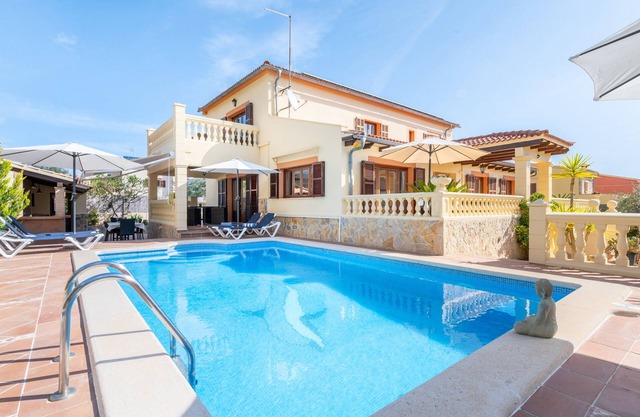 Air-Conditioned Country House with Wi-Fi, Pool, Garden, Terrace & Balcony