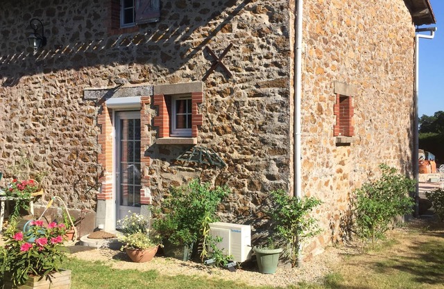 AIR CONDITIONED Gîtes DE LA HAUTE RUE 25 MINUTES FROM THE AIRPORT, cab, car rental