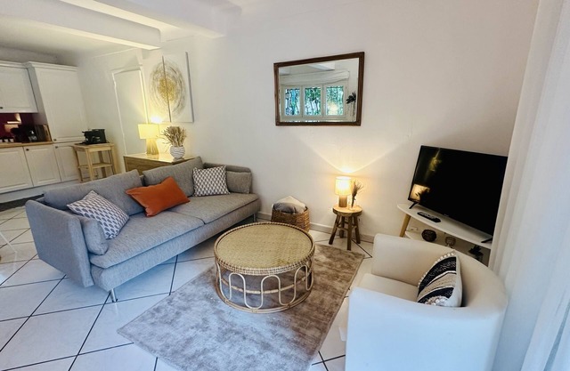 Air-conditioned ground-floor villa with WiFi close to the sea and shops private parking