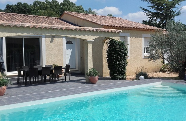 Air-conditioned Provencal house, swimming pool and pétanque court 100 m'away