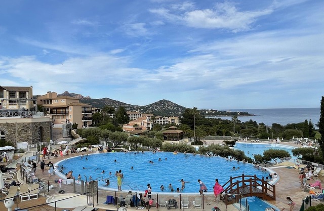 Air-conditioned studio apartment 4 pers terrace, 5 swimming pools, beach 400m away