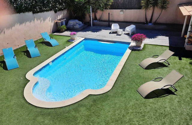 Air-conditioned villa for 6 people, private pool, sea 900m away. In St Aygulf