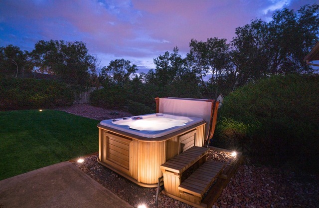 Air Force Academy 13 miles, hikes, hot tub, fire pit, BBQ