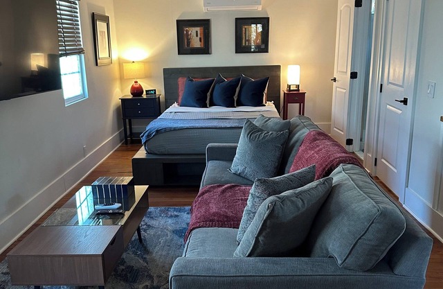 Airport 2.5 mi, Downtown 8.5 mi, Midtown 12 mi: Studio in Historic College Park