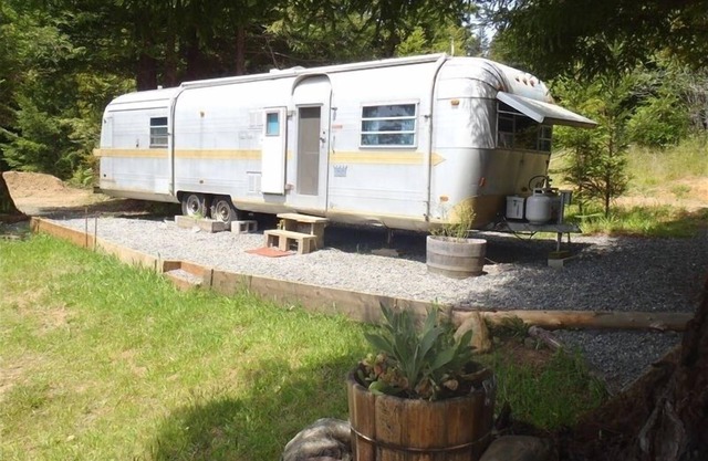 Airstream in the Redwoods, near River and Beaches w/Hot Tub, Wifi, privacy.