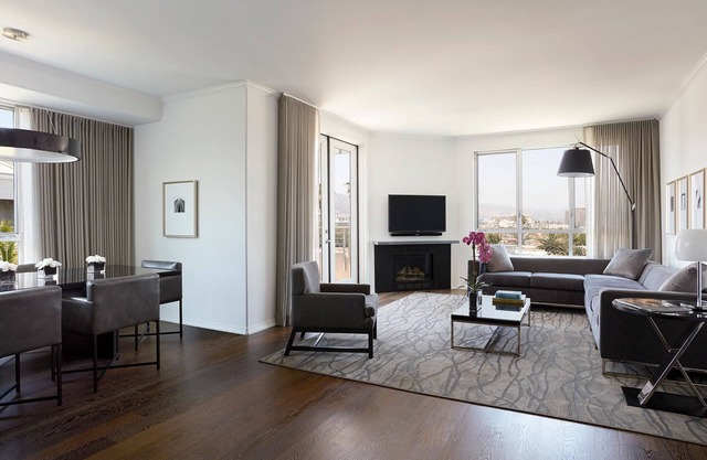 AKA Residences Sprawling Penthouse w/Full Kitchen, Patio & WiFi