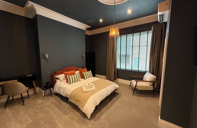 Akroyd House - The Piece Hall Room, A brand new stunning guest house, town centre location with park