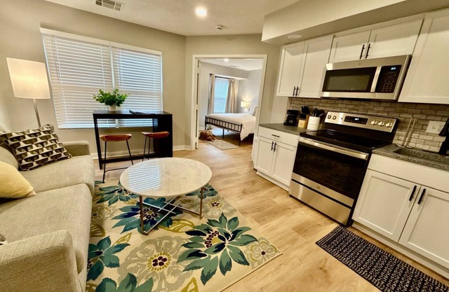 Aksarben living- NEW-step free entrance- parking