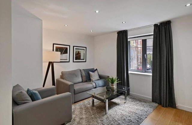 Aldgate 2 Bedroom Apartment With Balcony