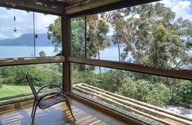 Alecrim Suite, lush sea and mountain views