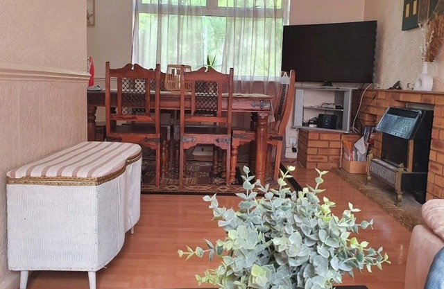 Alex's place-House in a quiet area.n1 double room available.