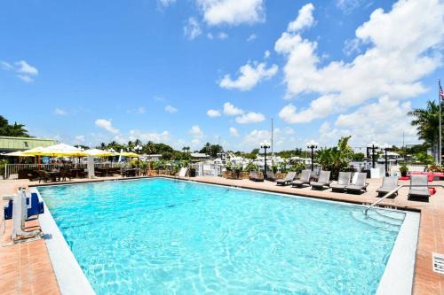 ALL BRAND-NEW Waterfront-Pool, Tiki Bar, Gym