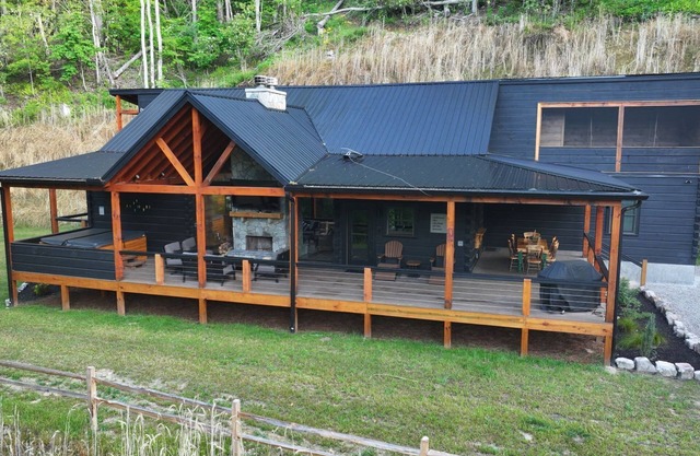 All Decked Out-Pet Friendly, Luxury Log Cabin Rental, High Speed Internet, 4 Decks, Swinging Day Bed, Large Hot Tub-Nantahala NC.