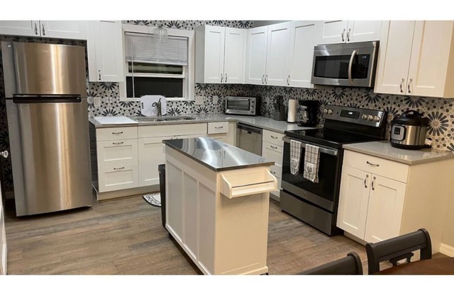 All New Deland Den 4BR, pool, blocks fr Stetson & Downtown