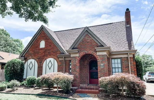 All the Feels 70’s vibes 4br 3bath large yard with a playset
