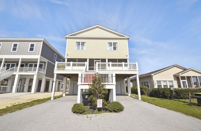 Allen House - 2nd Row Home in Atlantic Beach - 6 Bedrooms w/Private Bathrooms. *Unobstructed Ocean Views*
