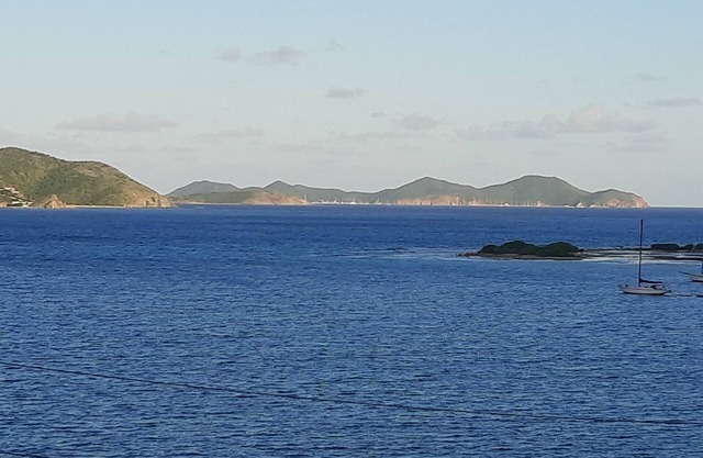 "Almost beachfront " Snorkeling & Kayaks across the street. 2 Bed 2 Bath Cottage