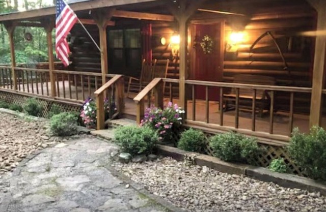 “Almost Heaven” a beautiful log cabin located in a lake and golfing resort!