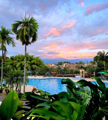 Alojamiento Familiar para 15 - Con 4 Piscinas - 3 Jacuzzi - Sauna By Molca Travel