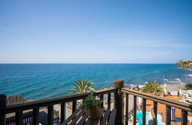 Altamar 60 Balcony beach views By CanariasGetaway