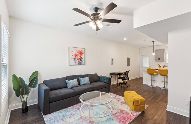 Alto Q8 I Luxurious & Spacious I Free Parking