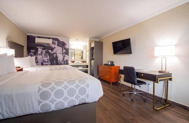 Always a Great Idea To Unwind! Free Parking, Onsite Pool, Free Breakfast