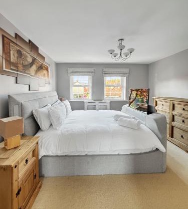 Amaya Eight - Large 5 Bedroom - 3 Bathroom house - garden and driveway