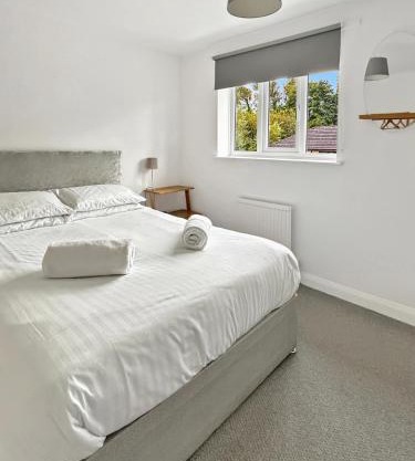 Amaya Three - Newly Renovated - Sleeps 6 - Grantham - Garden & Driveway