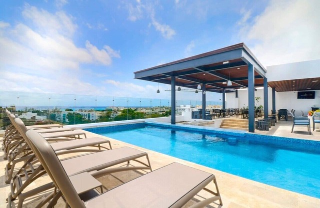 Amazing 3BR w/Beautiful Rooftops near the beach!