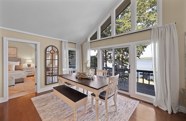 Amazing 4 bdrm Riverfront home with boat dock in the heart of Pickwick!