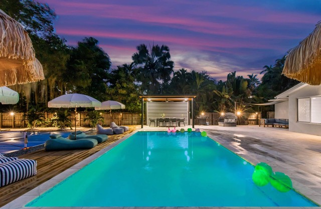 Amazing 4BR Villa with Canal View, Beach Volleyball Court