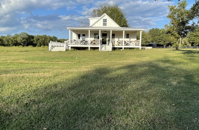 Amazing Barn Lodge on 100 ac Farm, minutes into fun Aiken. Dog & Horse friendly!
