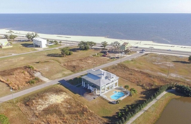 AMAZING BEACH GETAWAY IN LONG BEACH MS- AN HOUR TO NEW ORLEANS! PRIVATE POOL!