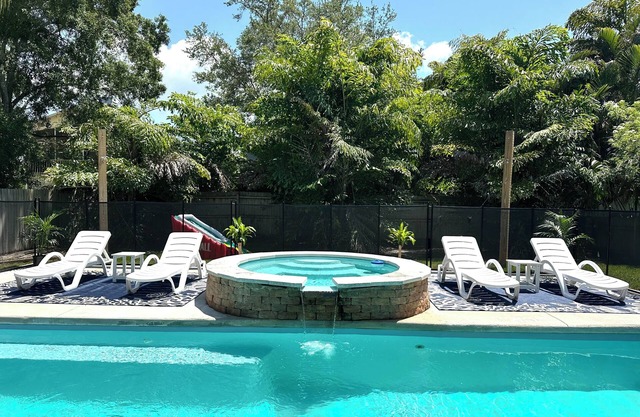 Amazing beach house in fantastic Crystal Beach w/pool, bikes & walk to beach!
