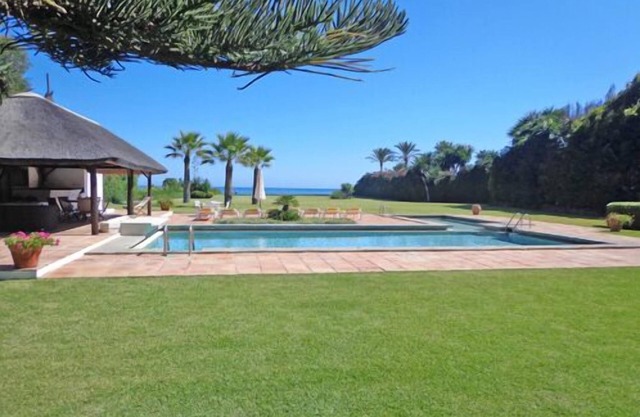 Amazing Beachfront Villa, heated pool, Marbella