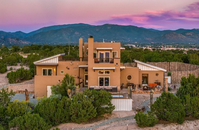 Amazing Casa between Meow Wolf and Plaza!